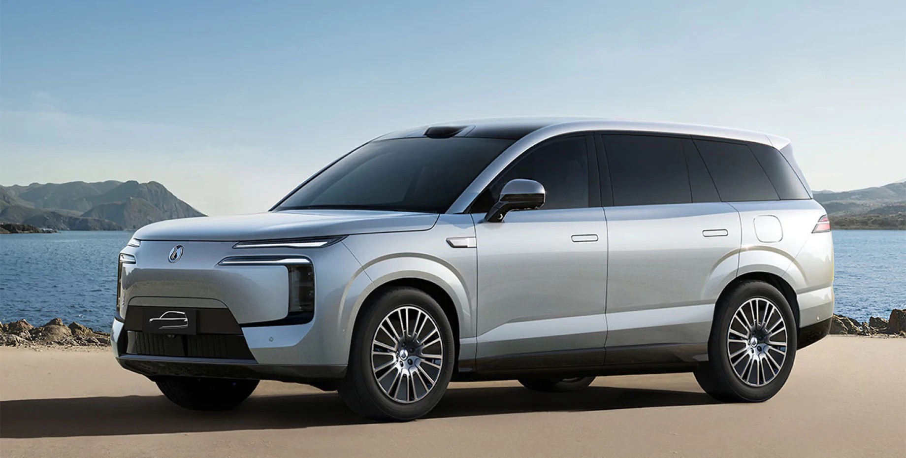 Новий сімейний кросовер BYD Denza N8L: 955 к.с., дрон на даху і запас ходу 200 км на електриці