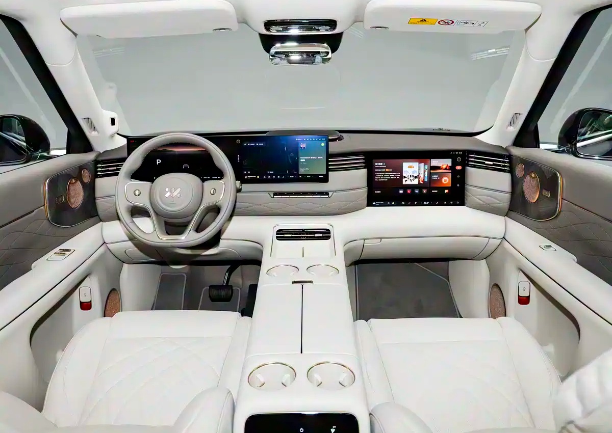 У Китаї представили преміальний електрифікований кросовер IM LS9 із вбудованим душем у багажнику (фото)