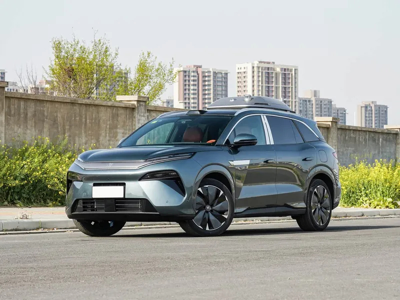 BYD Tang L 2024: новий флагманський електрокросовер на 1100 к.с. — зарядка на 400 км за 5 хвилин