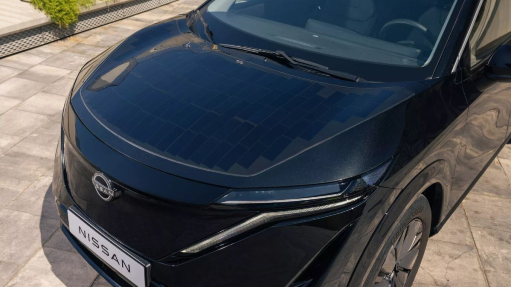 Електрокросовер Nissan Ariya оснастили сонячними панелями на капоті та даху: що це дає на практиці