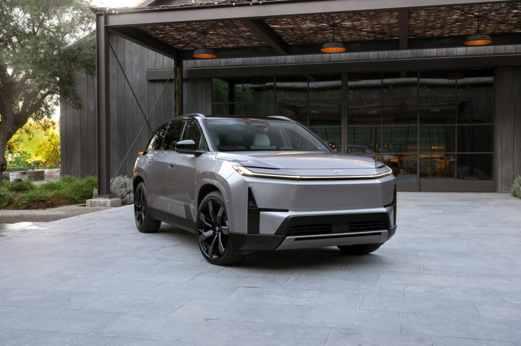 Toyota представила електричний Highlander 2027: запас ходу до 515 км і три ряди сидінь