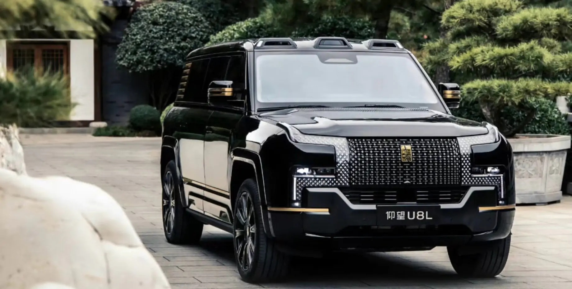 Електричний суперник Rolls-Royce Cullinan: у Китаї стартували продажі розкішного BYD Yangwang U8L (фото)