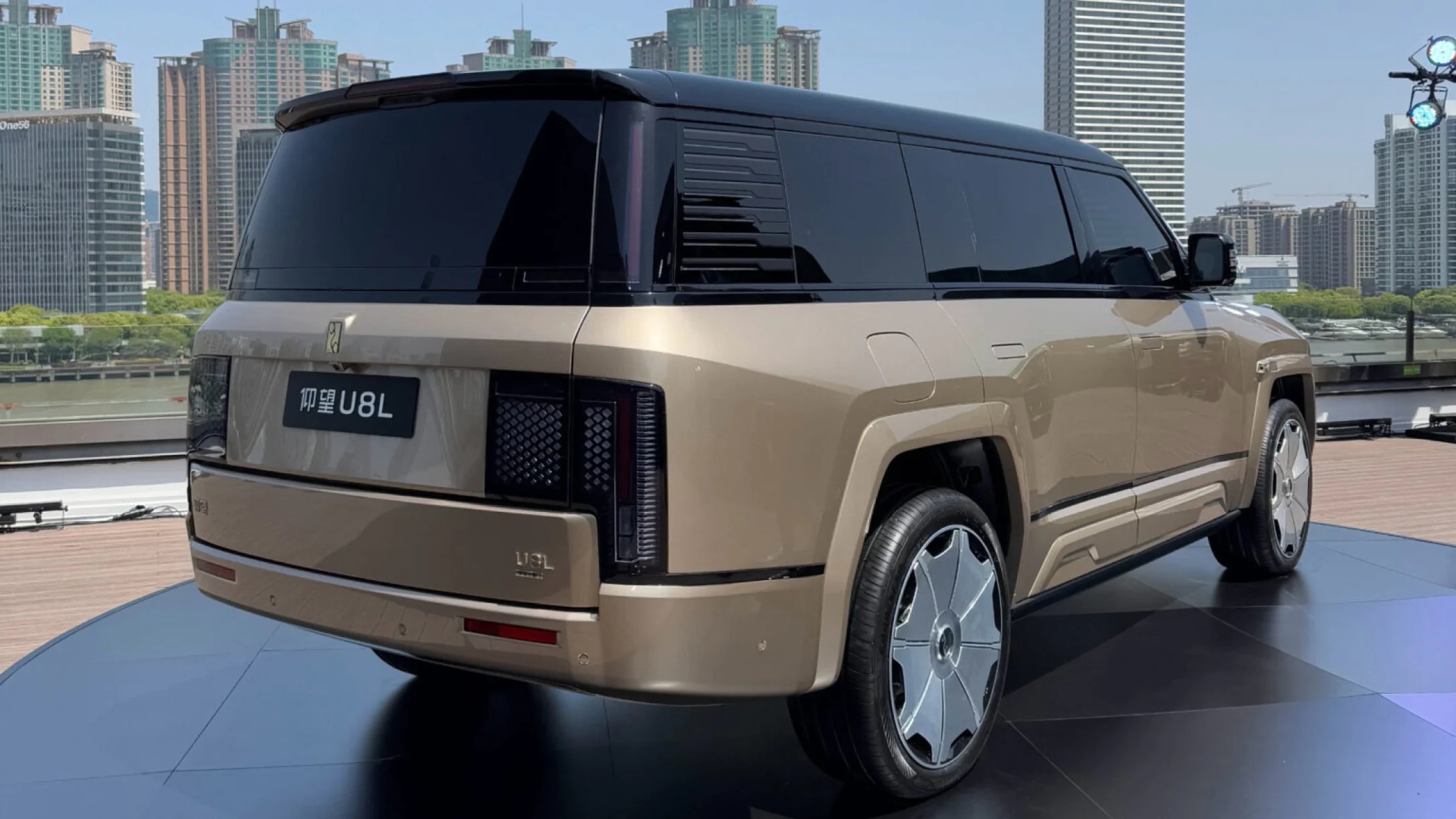 Електричний суперник Rolls-Royce Cullinan: у Китаї стартували продажі розкішного BYD Yangwang U8L (фото)