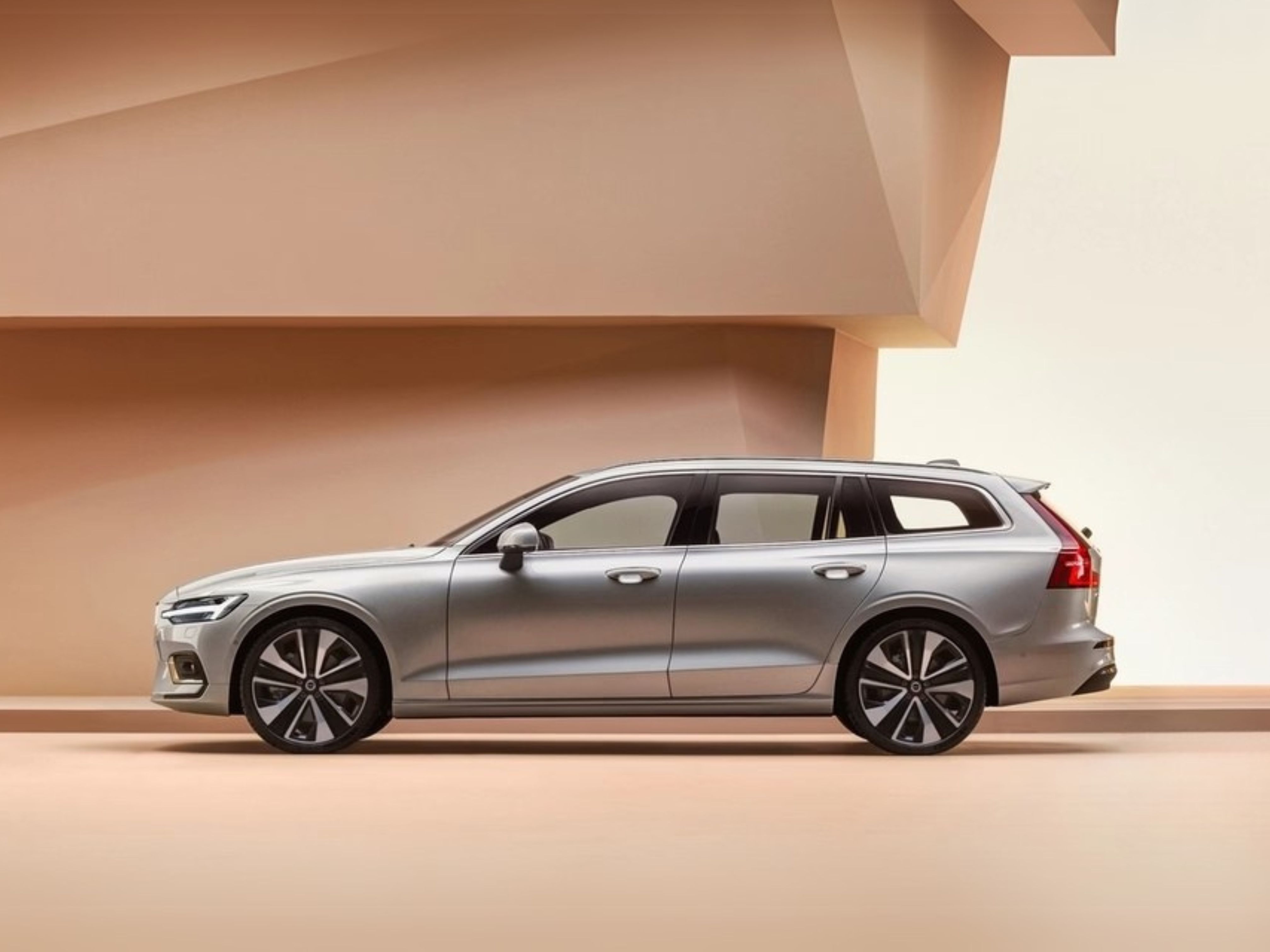 Volvo V60 2025: оновлений універсал із преміальними покращеннями