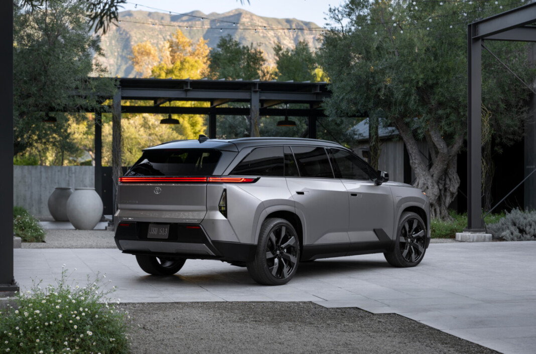 Toyota представила електричний Highlander 2027: запас ходу до 515 км і три ряди сидінь