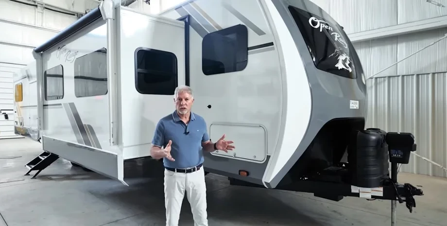 Квартира на колесах: як виглядає розкішний 12-метровий автодім Highland Ridge RV